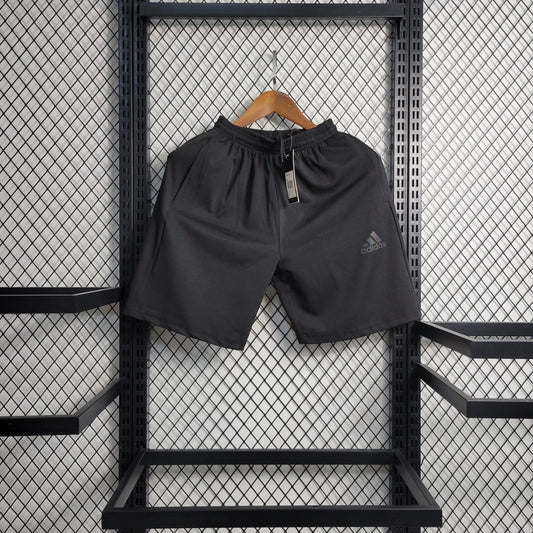 Shorts Adidas versão preto refletivo