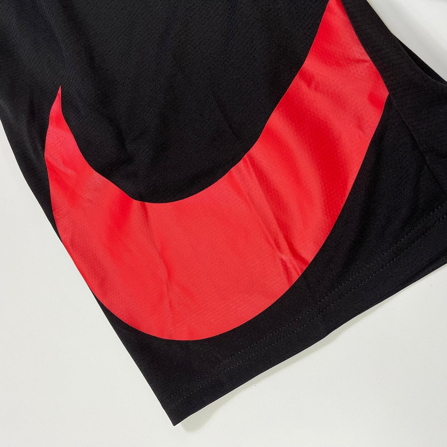 Shorts Nike preto e vermelho
