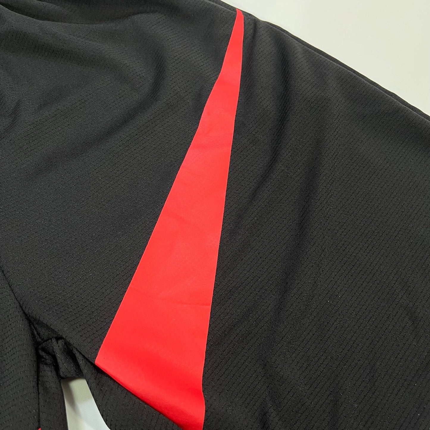 Shorts Nike preto e vermelho
